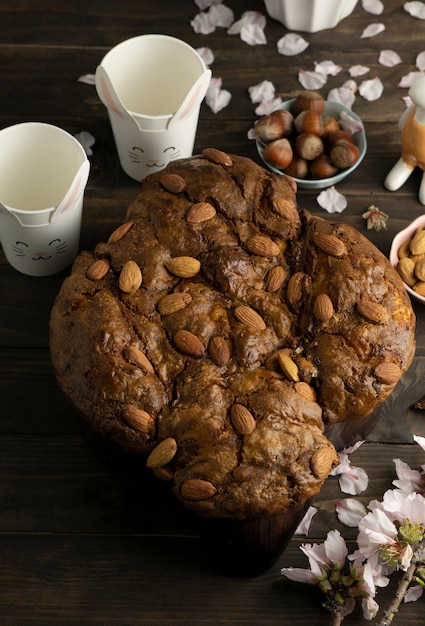 Gratis foto platliggende colomba met amandelen en bloemen