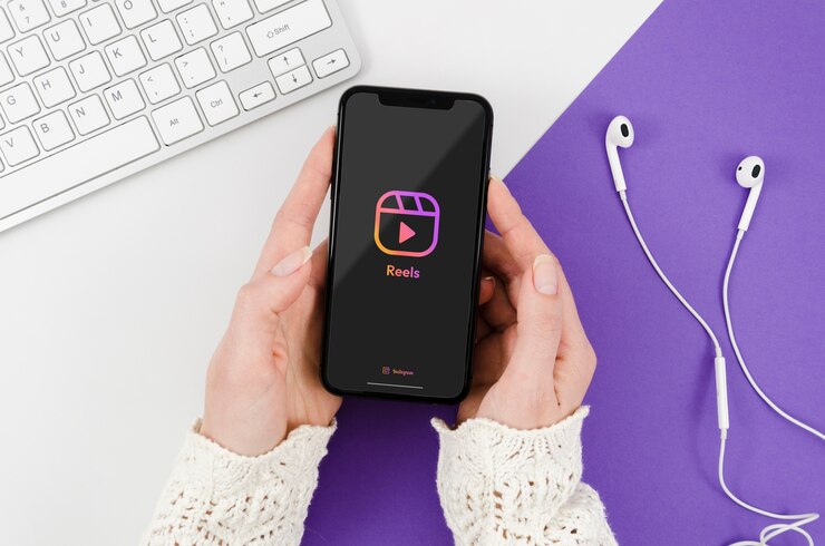 Gratis Foto platliggende handen met smartphone