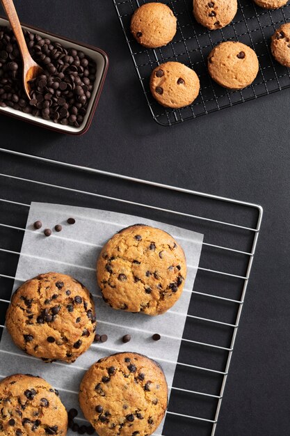 Platliggende heerlijke chocoladekoekjes