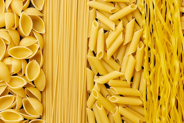 Platliggende heerlijke soorten pasta
