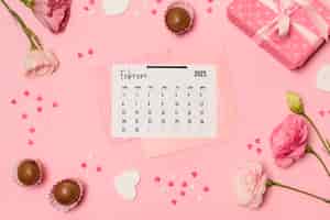 Gratis foto platliggende kalender voor februari 2023 met snoep
