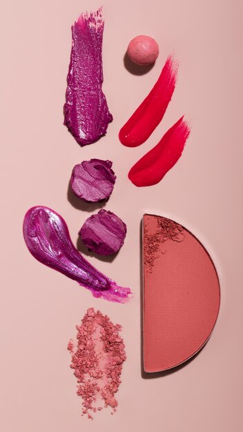 Platliggende lippenstifttinten op roze achtergrond