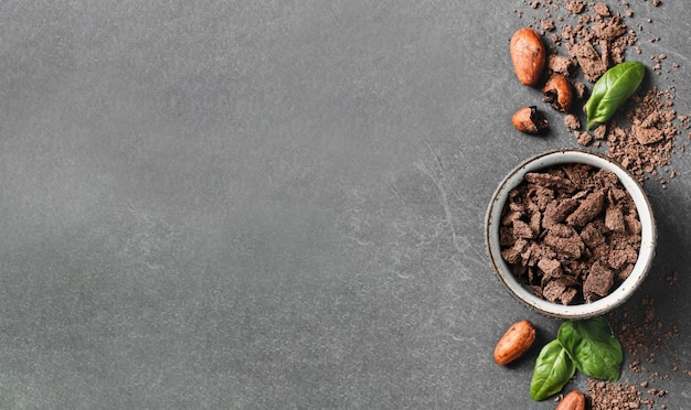 Platliggende rauwe gefermenteerde biologische cacaobonen voor chocolade Premium Foto