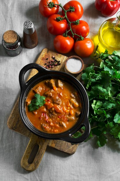 Platliggende smakelijke goulash en tomaten