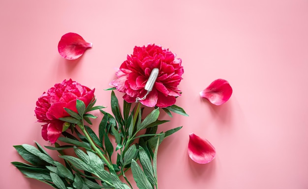 Platliggende tampon en bloemmenstruatie en gezondheidsconcept voor vrouwen