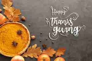 Gratis foto platliggende thanksgiving-dag met taart en bladeren