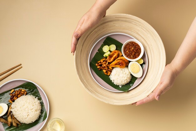 Platliggende traditionele nasi lemak maaltijdsamenstelling