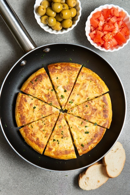 Platte weergave van heerlijke spaanse tortillaschotel