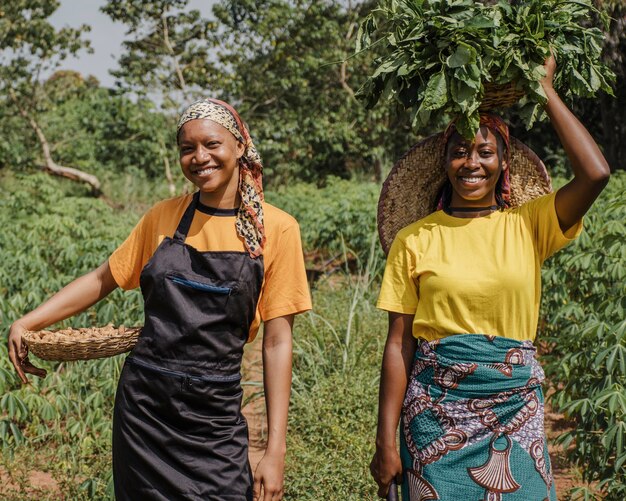 Plattelandsvrouwen in het veld poseren