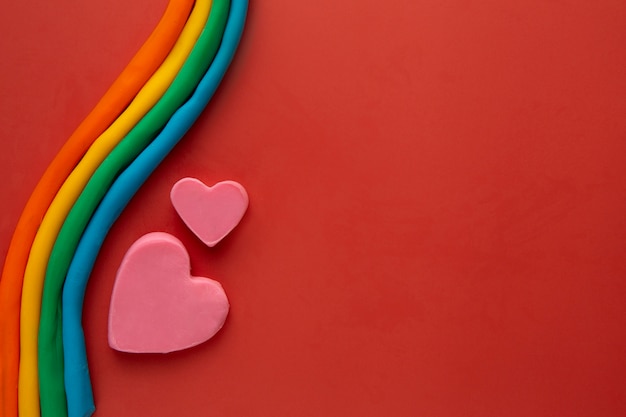 Playdough-kunst met regenboog en roze harten
