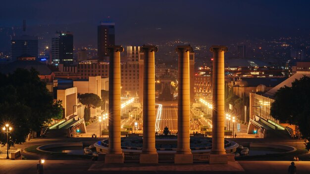 Plaza de espana de Venetiaanse torens, fontein en kolommen in Barcelona, Spanje 's nachts