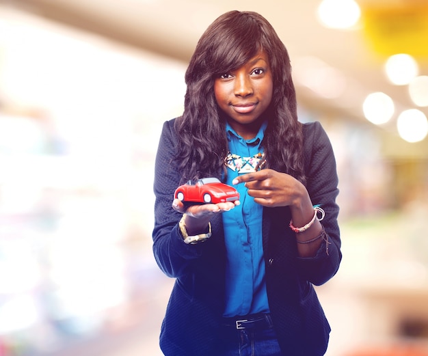 Pleased vrouw toont een kleine auto op haar hand