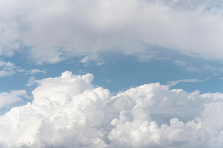 Gratis Foto pluizige wolken op een blauwe hemel