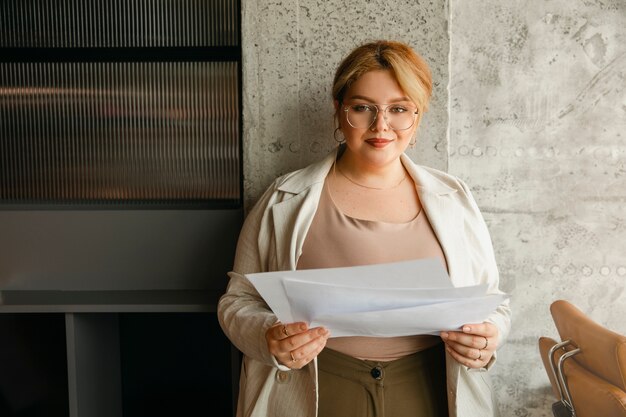 Plus-size zakenvrouw die in een professioneel kantoor werkt