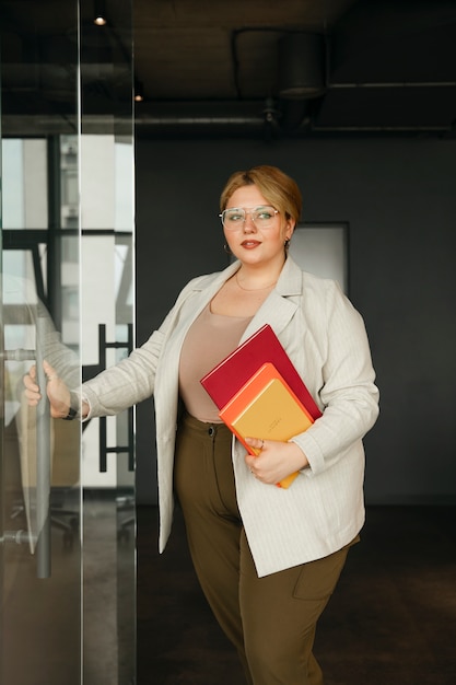 Plus-size zakenvrouw die in een professioneel kantoor werkt