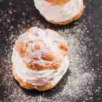Gratis foto poedersuiker die gebakken snoepjes besprenkelt