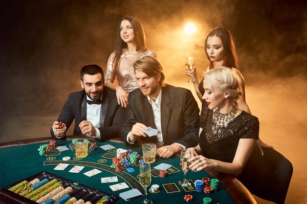 Pokerspelers zitten rond een tafel in een casino. Poker. Gokken. Casino