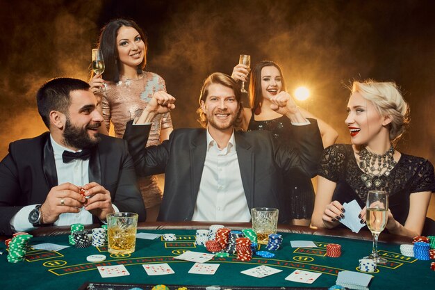 Pokerspelers zitten rond een tafel in een casino. Poker. Gokken. Casino