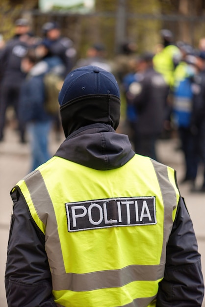 Politieagent en mensen die protesteren voor vervroegde verkiezingen voor het gebouw van het grondwettelijk hof