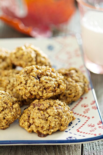 Pompoenhavermoutkoekjes op een bord