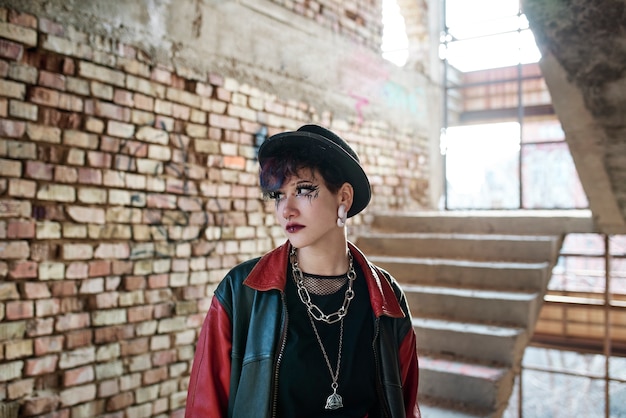 Pop punk esthetisch portret van vrouw poseren in gebouw