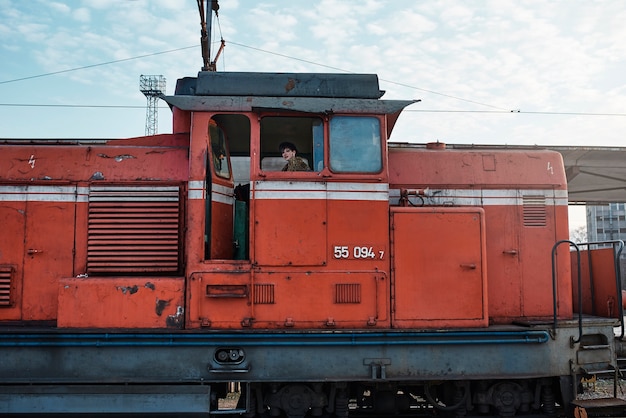 Pop punk esthetisch portret van vrouw poseren in locomotief