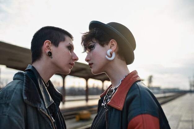 Pop punk esthetisch portret van vrouwen poseren in treinstation