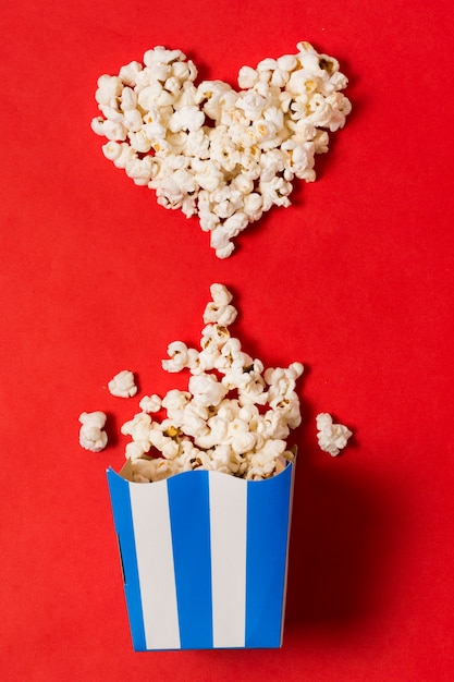 Gratis foto popcorn boog en hartvorm