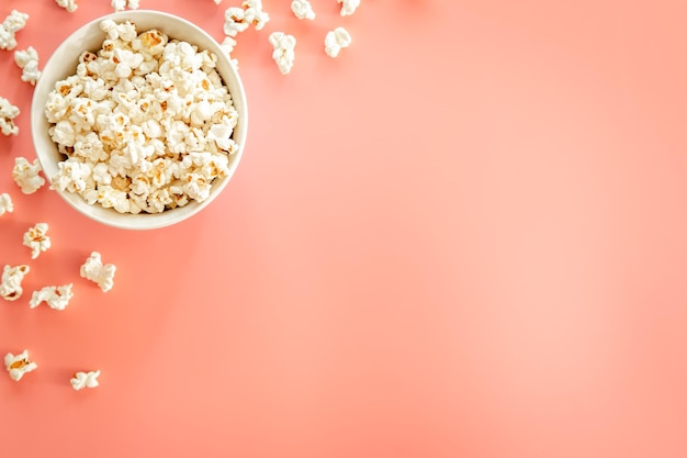 Popcorn bord op roze achtergrond plat lag