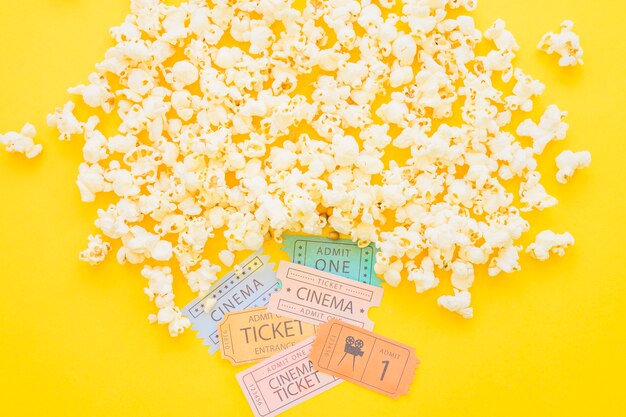 Popcorn en film tickets