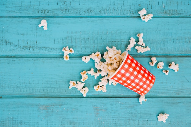 Popcorn gemorst uit plastic beker