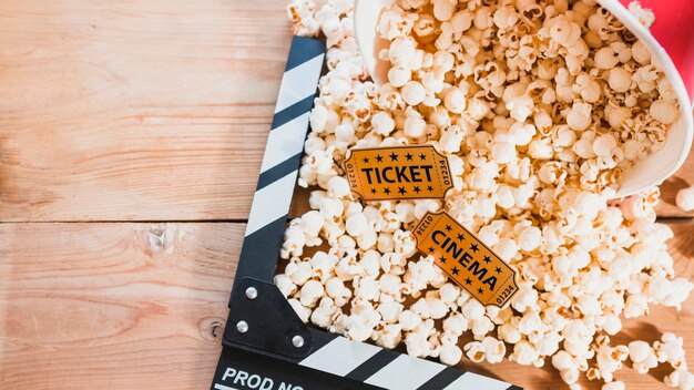 Popcorn in emmer en clapperboard