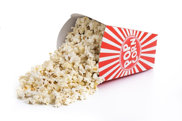 Popcorn in rood en wit gestreepte kartonnen emmer geïsoleerd op een witte achtergrond