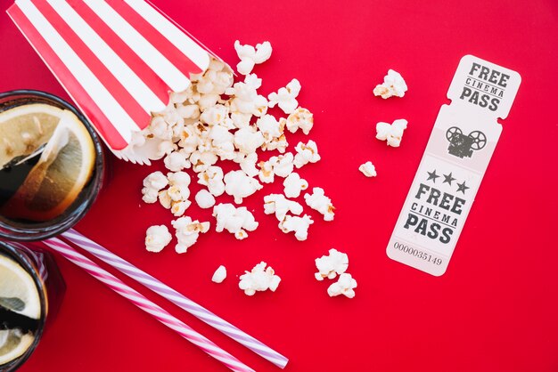 Popcorndoos van de bioscoop met een kaartje