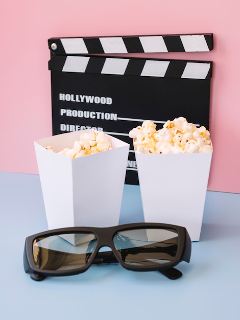 Gratis foto popcorndozen met filmklapper