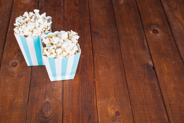 Popcorndozen op houten tafelblad