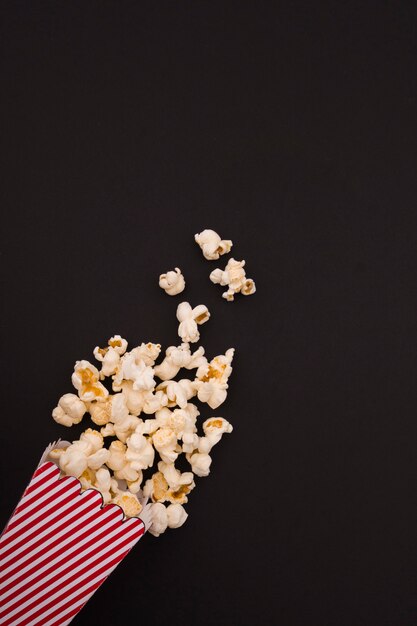 Popcornsamenstelling op zwarte achtergrond met exemplaarruimte