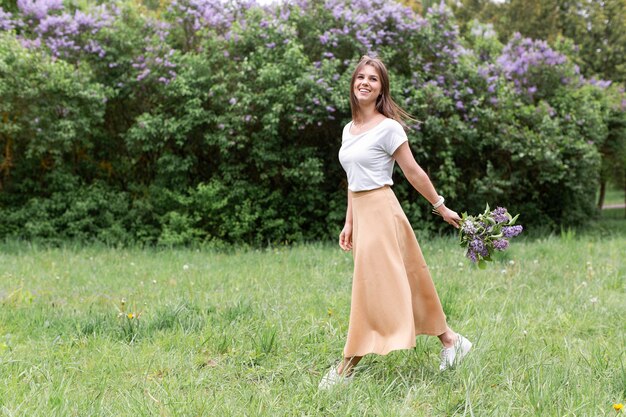 Portaitvrouw met lavendelboeket