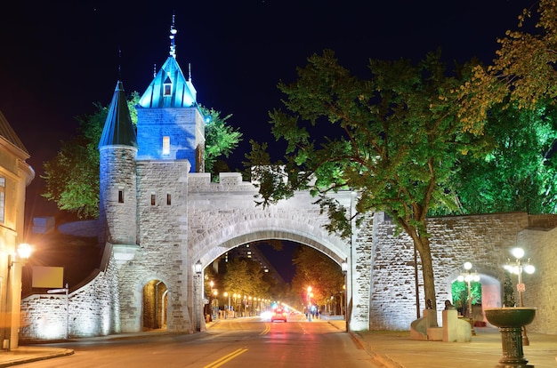 Porte Dauphine poort close-up 's nachts in Quebec City