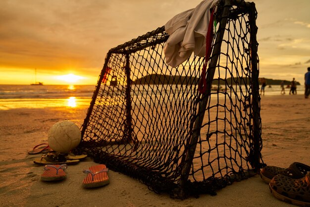 Porter op een strand bij zonsondergang