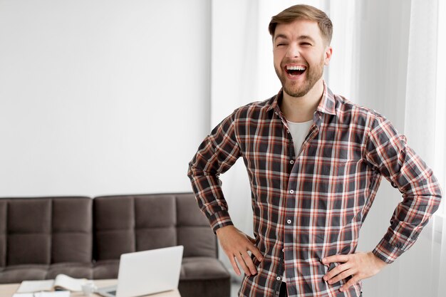 Portrat jonge man lachen