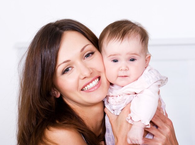 Portrat van gelukkige moeder met baby