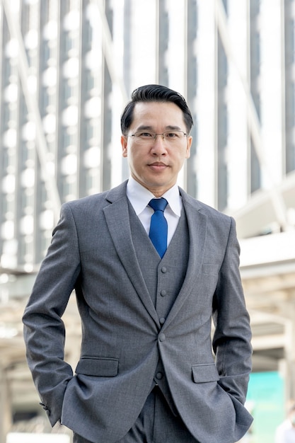 Portret Aziatische zakenman zakenwijk, senior visionaire leidinggevenden leider met zakelijke visie - levensstijl mensen bedrijfsconcept