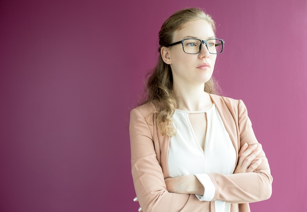 Gratis foto portret blond haar elegant werknemer