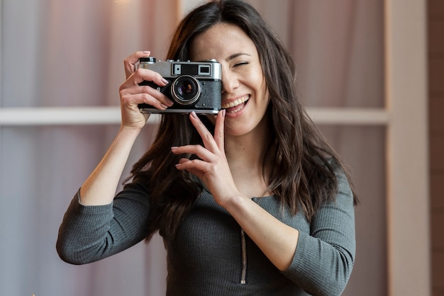 Gratis foto portret dat van jonge vrouw een beeld neemt