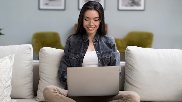 Portret dat van jonge vrouw laptop op de laag houdt
