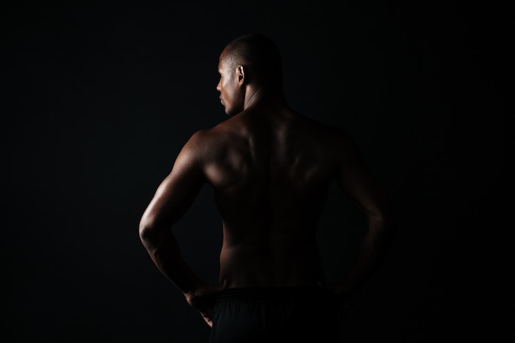 Gratis Foto portret die van de jonge afro-amerikaanse sportenmens, achteruitgaan, die opzij kijken