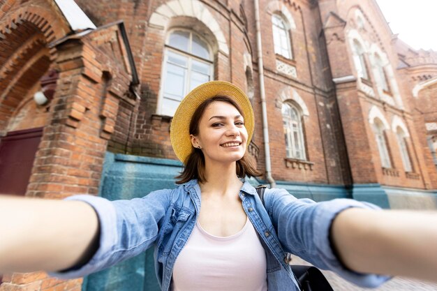 Portret die van gelukkige vrouw een selfie in openlucht nemen