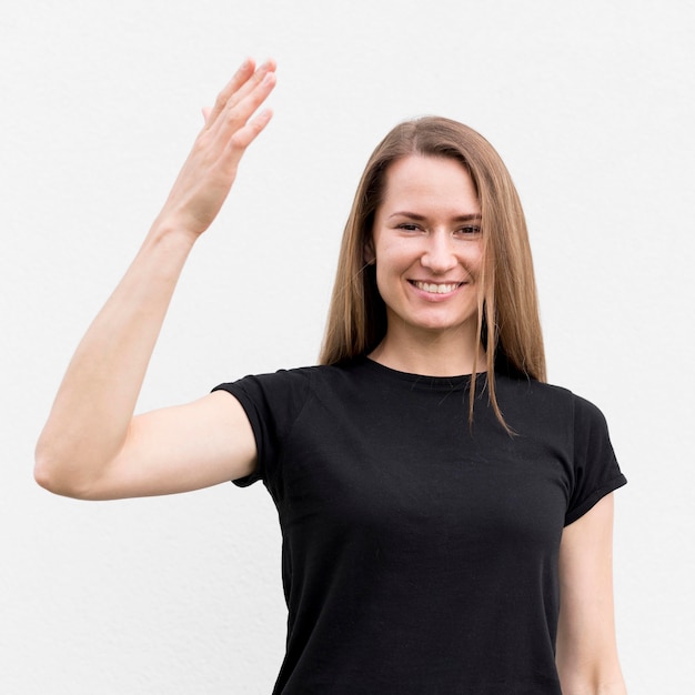 Portret die van vrouw door gebarentaal communiceren