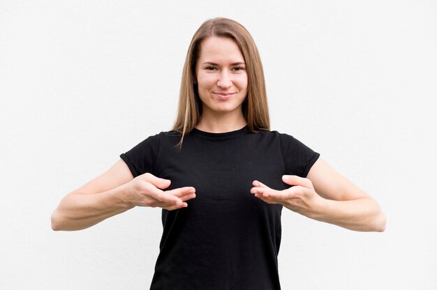 Portret die van vrouw door gebarentaal communiceren